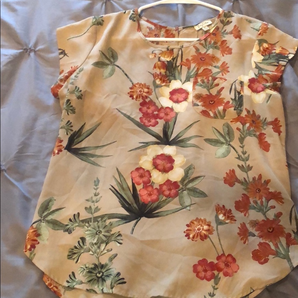 Lily White Floral pattern top. Size Medium.